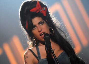MUNICH, GERMANY - NOVEMBER 01:  Singer Amy Winehouse performs "Back to Black" on stage during the 2007 MTV Europe Music Awards held at the Olympiahalle on November 1, 2007 in Munich, Germany.  (Photo by Jeff Kravitz/FilmMagic)