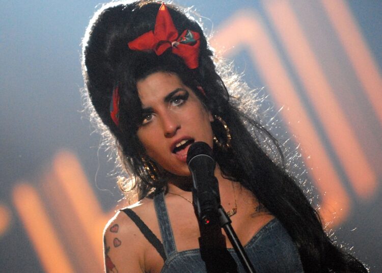 MUNICH, GERMANY - NOVEMBER 01:  Singer Amy Winehouse performs "Back to Black" on stage during the 2007 MTV Europe Music Awards held at the Olympiahalle on November 1, 2007 in Munich, Germany.  (Photo by Jeff Kravitz/FilmMagic)